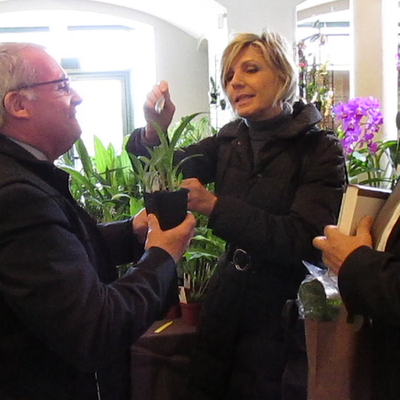 Evelyne Dhéliat à l'exposition d'orchidées à Chantilly."Baptême" de l'orchidée Evelyne Dhéliat. Vendredi 27/11/15.