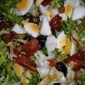 Frisée aux oeufs, olives et tomates séchées