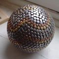 boule cloutée motifs coeur, noeud et chevrons