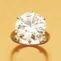 Bague en platine, ornée d'un diamant rond pesant 11,30 cts. 