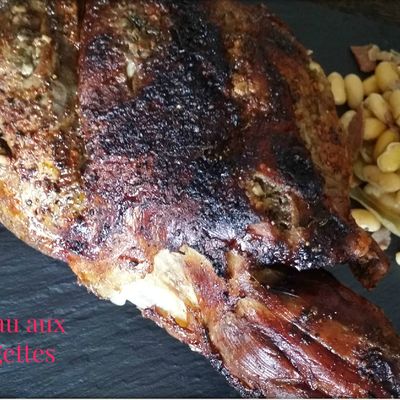Gigot d'agneau aux anchois, mogettes et olives