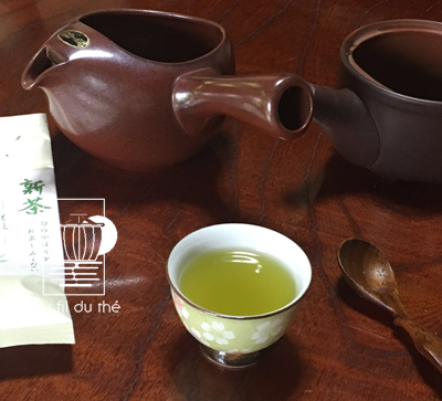 Sous le regard attentif de M.Matsumoto, je prépare le Sakura -no shincha Moe 2016.Trés bon cru pour cette première récolte. 