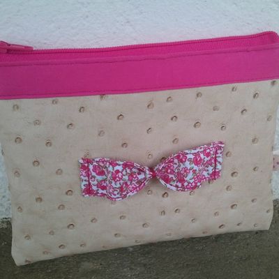 Pochette en cuir beige avec une touche de liberty