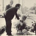 13/08/1962 Jose Bolanos sur la tombe de Marilyn