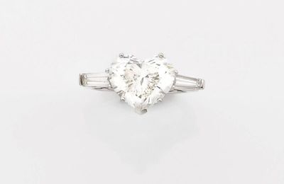 Bague en or gris, sertie d'un diamant taillé en cœur pesant 4,01 cts