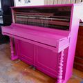 Le Piano rose , et son tabouret ....