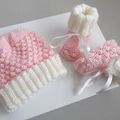 tricot bebe, bonnet chaussons, roses écrus, tricotes main