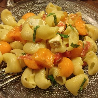 Salade de pates au melon, fêta, jambon de parme et basilic