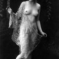 "Femme et dentelle sont plus belles à la chandelle."  proverbe occitan. D'accord, mais à quelle chandelle ?