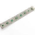 Bracelet large en platine; diamants et émeraudes. Exécuté vers 1930. 