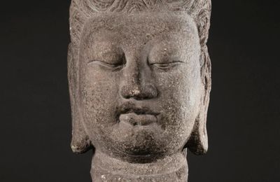 Importante grande tête de Bouddha en grès, Dynastie Tang, fin du VIIe-début du VIIIe siècle