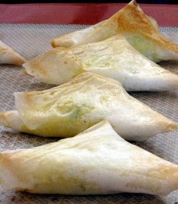 Feuilles de brick farcies aux fromages italiens et aux herbes du jardin.