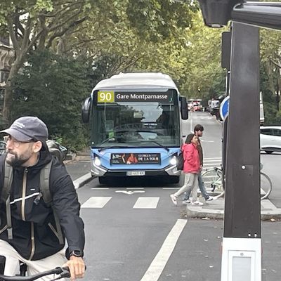 Nouvelle image du bus RATP de la ligne 90 en GX337 électrique qui s'arrête au feu rouge