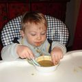 Manger seul la soupe à la cuillère
