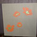 fleurs orange sur toile en lin