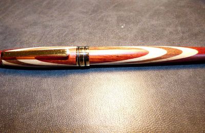 Un petit stylo plume en bois.