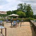 Abbaye, terrasse et parasols...