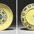 An Unusual Blue And White Yellow Enamel-Ground Dish. Qianlong Seal Mark In Underglaze Blue And Of The Period (1736-1795) .