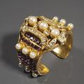 CHANEL, haute couture. Circa 1980. Bracelet manchette ouvert, d'inspiration indienne