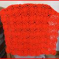 une couverture rouge au crochet pour bébé