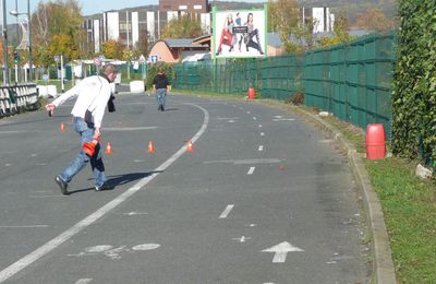 Des motos-écoles monopolisent une piste cyclable à Saint Leu La Forêt