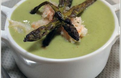 Soupe froide d'asperge et miettes de crabe