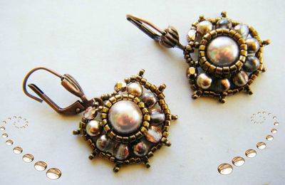 Perles tissées ; Dans la série "Les Tudors", le pendentif et les BO