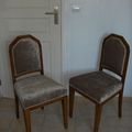 Petites chaises garnies en mousse et recouvertes