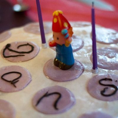 Gateau d'anniversaire décor en pâte à sucre