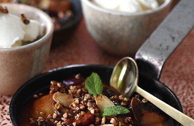 Prunes rôties au miel, amandes, pistaches et sarrasin caramélisés