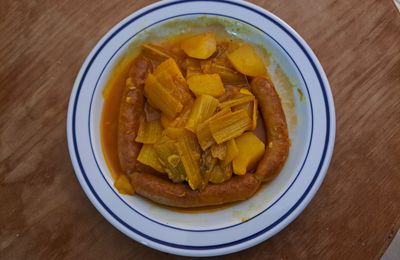 Marmite de saucisses et tiges de blettes au curry