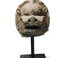 Tête de lion  en grès gris, Cambodge, art khmer, XIIe siècle.