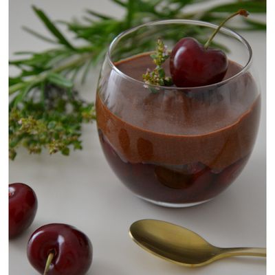 Mousse au chocolat noir sur un lit de cerises semi confites au miel et au thym