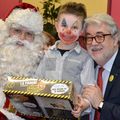 AU COS, UN PÈRE NOËL, LUI AUSSI, MAGIQUE.