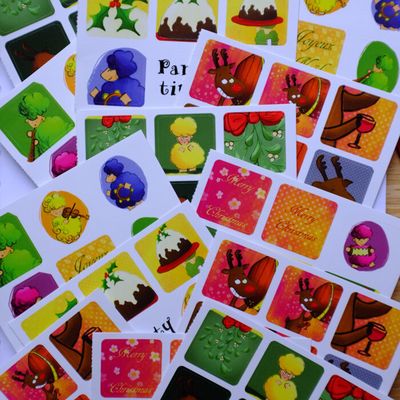 Collections d'étiquettes cadeau et d'autocollants assortis aux cartes de Noël