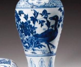 Vase Meiping en porcelaine bleu blanc. Chine, Dynastie Ming, XVIE siècle.