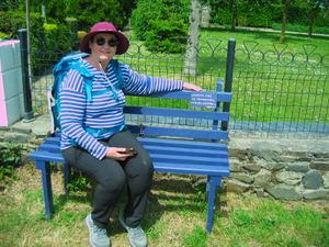 un petit banc mis à disposition des randonneurs qui en on bien besoin