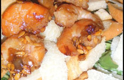 Salade de filles : mâche, crevettes sautées au miel et copeaux de parmesan