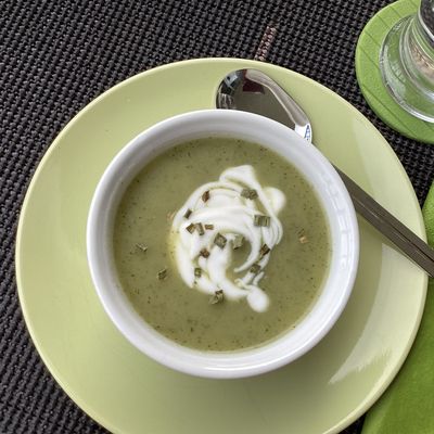 Soupe froide à la livèche