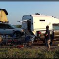 Un Pick up Ford Ranger avec cellule tipi 4x4 et un Disco 3 avec Hussarde Quatro, en bivouac au bord de l'étang de l'Or.