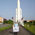 GRÂCE AUX GENDARMES MOBILES, LE DRAPEAU HIRSONNAIS DEVANT LE CENTRE SPATIAL DE KOUROU.