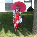 Une fille en kimono et son ombrelle