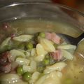 bouillon au jambon, petits pois et pâtes
