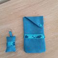 Etui  à lunettes et porte clés turquoise. 