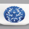 A fine and rare blue and white 'dragon medallion' bowl, Yongzheng mark and period (1723-1735)