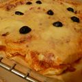 Pizza blanche aux oignons et aux lardons