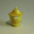 MONTEREAU (en creux) avant 1819.  Pot à sucre à décor sur fond jaune en sépia 