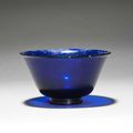 Coupe en verre de Pékin bleu saphir. Chine, période Qing, porte une marque en quatre caractères Qianlong