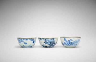Three Bleu de Huê 'dragon' and 'phoenix' bowl, Neifu mark, 19th Century, Jingdezhen export-ware