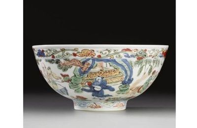 A fine 'Wucai' 'Immortals' bowl & fine and rare small 'Wucai' bowl, Wanli Mark And Period
